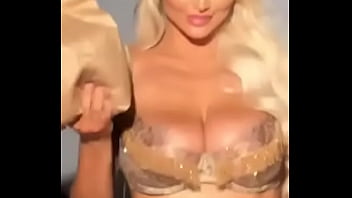 Lindsey pelas topless